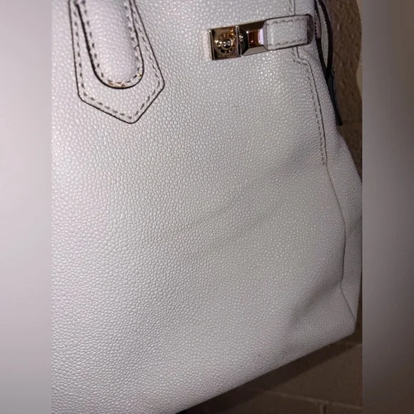 Henri Bendel “Carlyle” Purse 🤍 - Picture 3 of 5